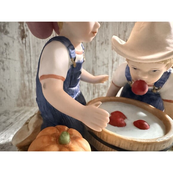Home Interiors 1985 Denim Days Figurine by HOMCO 1527 Pumpkins Bobbing For Apple - Picture 10 of 14